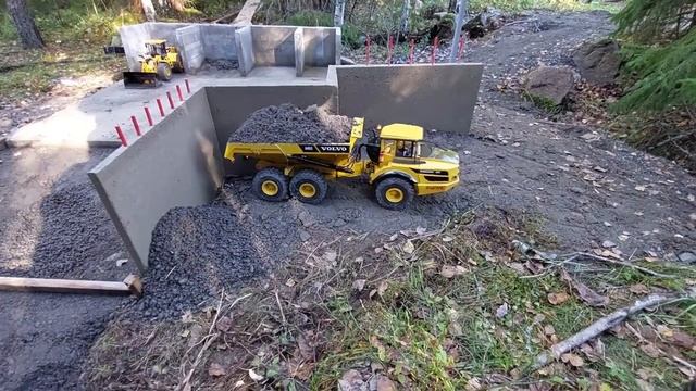Amazing Construction site (pt13) move some material // RC volvo RC excavator RC wheelloader ec380 смотреть онлайн