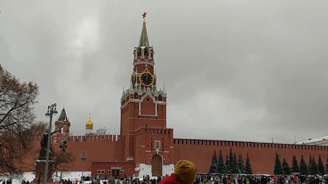 Спасская башня Московского кремля. Полуденный бой курантов и Гимн России. Январь 2023 смотреть онлайн