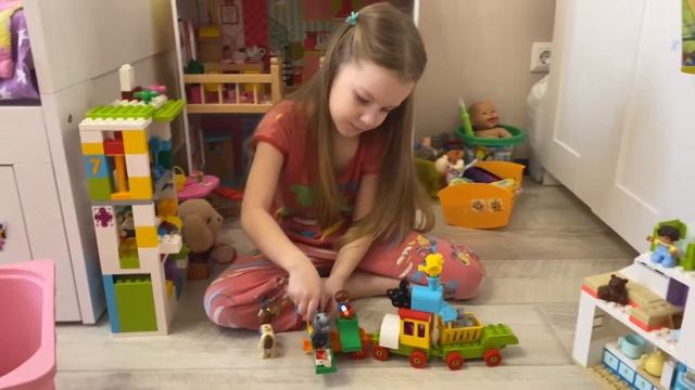 Алиса зайчик играет в конструктор Лего. Новый набор LEGO DUPLO домик? смотреть онлайн