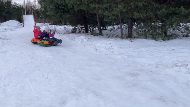 Накатались на горке в деревне. Гремячая Поляна. 21.01.23 смотреть онлайн