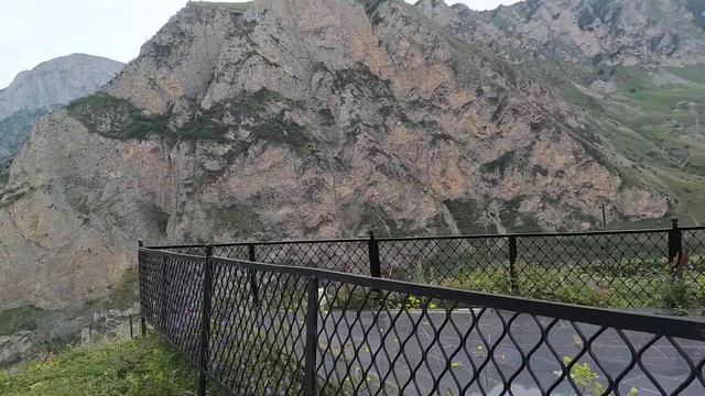 памятник" Скорбящая мать" в Кармадонском ущелье. смотреть онлайн