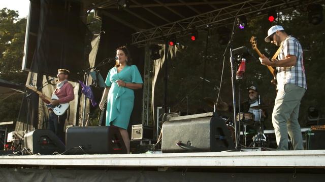 Edie Brickell "What I Am" cover by Catie Flynn performed @ the Falmouth drive In смотреть онлайн