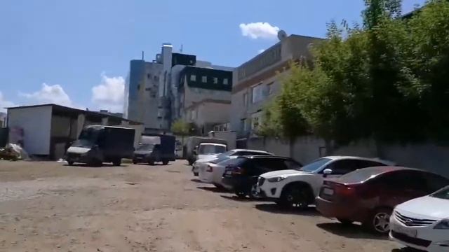 Заезд на парковку со стороны перекрёстка улиц Челюскинцев и Мичурина смотреть онлайн