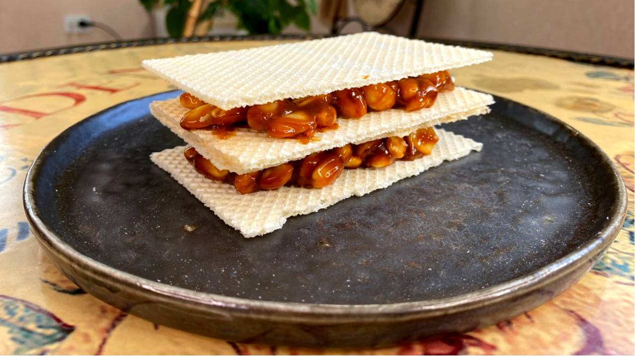 Вафли с обжаренным орехом и сгущенкой. Быстро, просто и вкусно