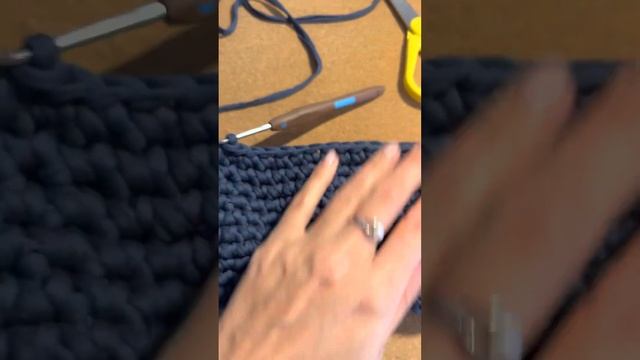 Сумочка-косметичка из трикотажных ниток. смотреть онлайн