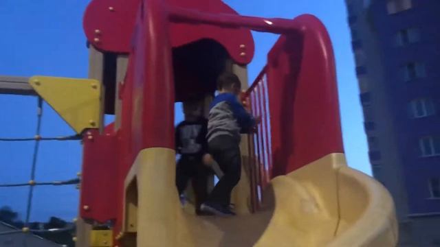 Играем на детской площадке смотреть онлайн