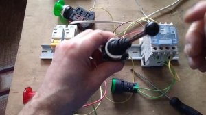 Самоподхват пускателя для электродвигателя  . Self-locking starter for electric motor ???