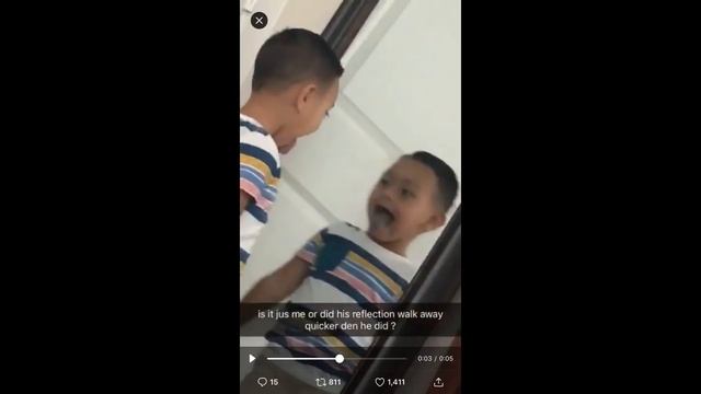 В Сети появилось мистическое видео, где отражение в зеркале опережает действия малыша. смотреть онлайн