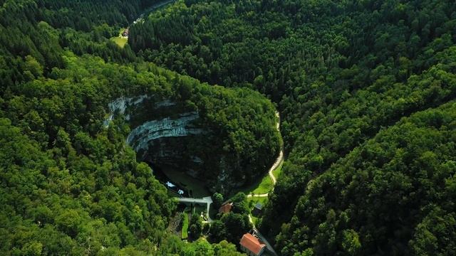 Source de la Loue vue du ciel - été 2021. Le Haut-Doubs vu du ciel смотреть онлайн