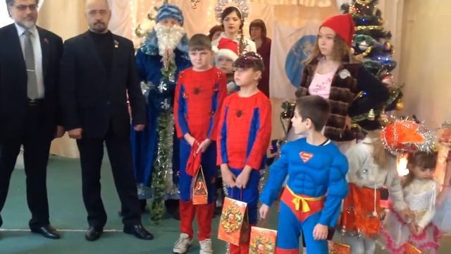 30.12.15 Новогодние подарки из г.Красноярска доставлены детям Алчевского детского дома смотреть онлайн