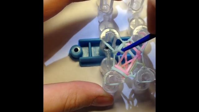 Браслет «рыбья кость» из резинок Rainbow Loom смотреть онлайн