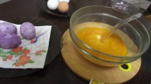 Окрашивание яиц чаем каркадэ и куркумой