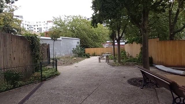 Пустой Париж, тыквы на клумбе, детям скучно и не с кем поиграть смотреть онлайн