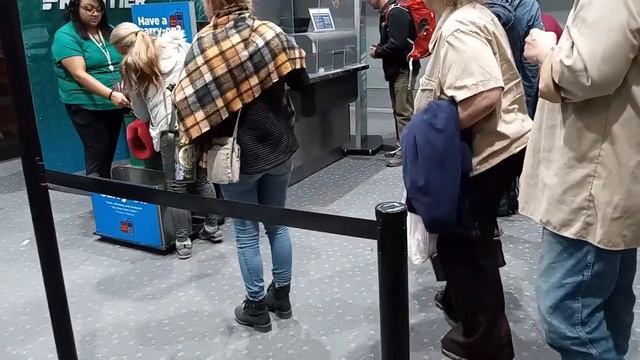 Frontier Airlines Looking For Oversized Personal Items To Charge 99 Dollar Carry On Fee смотреть онлайн
