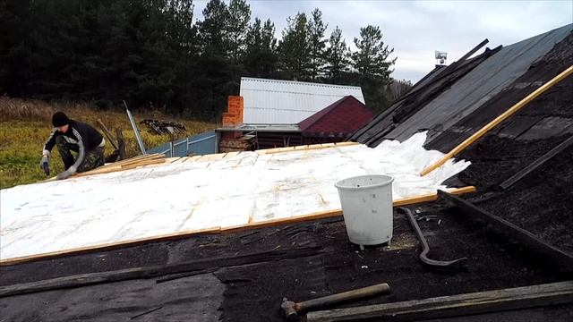 ЗАСТЕЛИЛ КРЫШУ БАННЕРОМ! ПОСТАВИЛ ДВЕРЬ И ОКНО В САРАЕ! смотреть онлайн