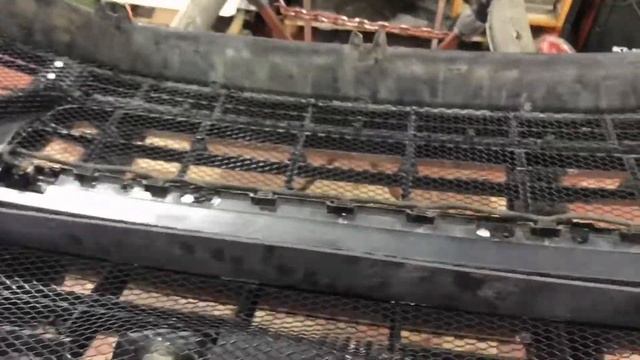 Audi A8 защита радиатора от повреждений. Установка сетки в передний бампер смотреть онлайн