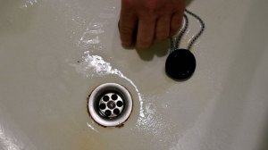Как ПЛОТНО ЗАТКНУТЬ ПРОБКУ в ванне (или в раковине), не используя дополнительных средств