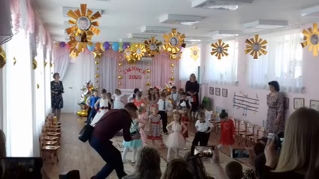 Танец малышей и выпускников.Группа "Солнышко" смотреть онлайн