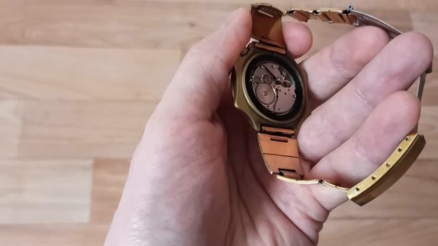 Как открыть наручные часы и поменять батарейку смотреть онлайн