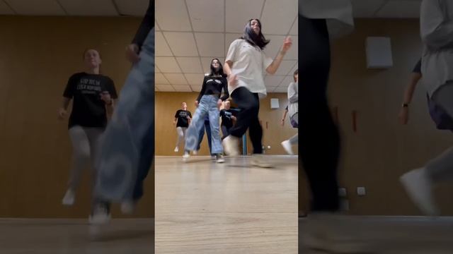 Энергозатратно ? #shuffledance #shuffle #dance #cuttingshapes #shuffletutorial #шаффл #шафл смотреть онлайн