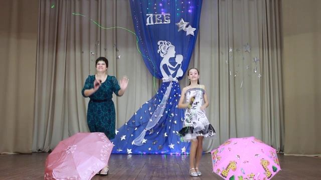 "На берегу, Чу" исполняют Полина и Людмила Моторины. смотреть онлайн