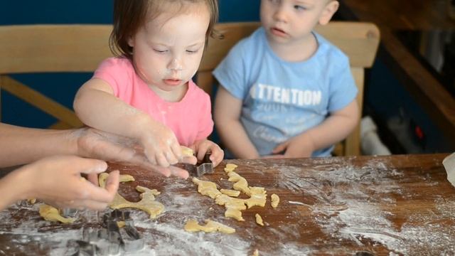 Выпечка печенья с двойняшками смотреть онлайн