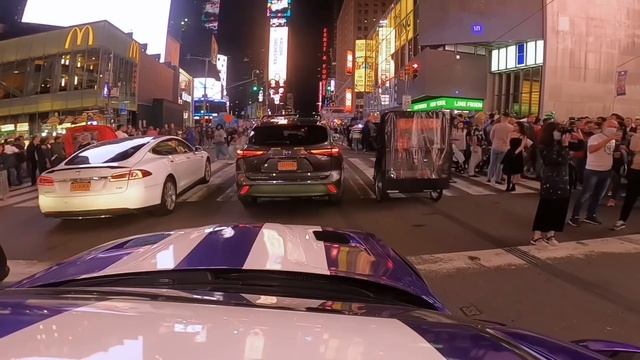 HELLCAT- REACTIONS Times Square Manhattan NYC POV | NIGHT | - GO PRO 8 HERO смотреть онлайн