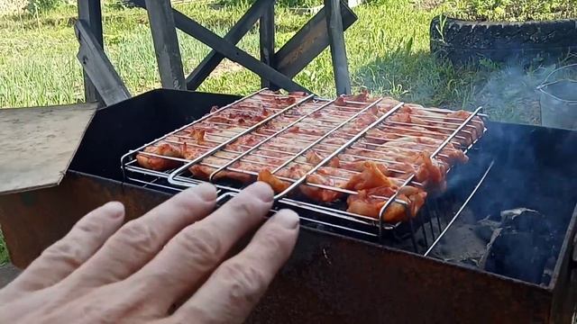 Жизнь в деревне. Жарю шашлыки на углях. смотреть онлайн