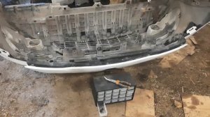 Как снять бампер Рено Флюенс и разобрать его.