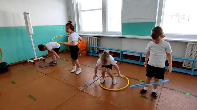 Учимся крутить обруч в старшей группе смотреть онлайн