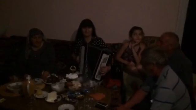 Женщина поет от души смотреть онлайн