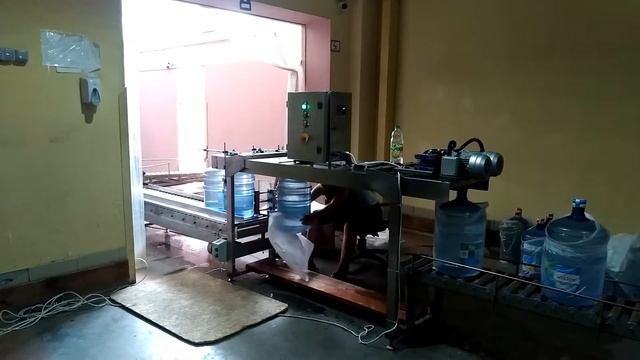 Транспортер для надевания пленки на 19л. тару. смотреть онлайн