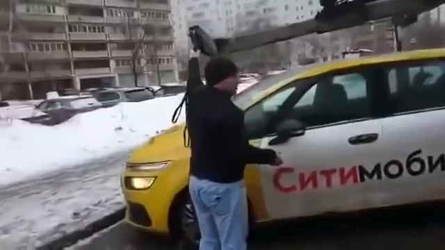 Водитель такси обрезал тросы у эвакуатора смотреть онлайн
