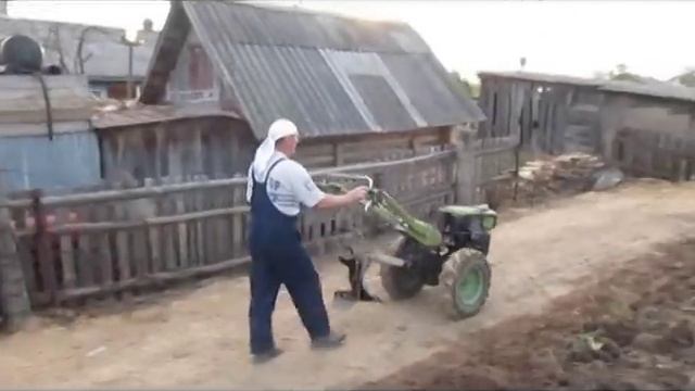 Большой плуг для тяжелого мотоблока CROSSER CR-M10. Весенняя пахота 2016 год. смотреть онлайн