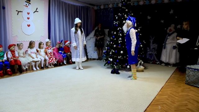Новогодний праздник в младшей группе "Волшебные башмачки" смотреть онлайн