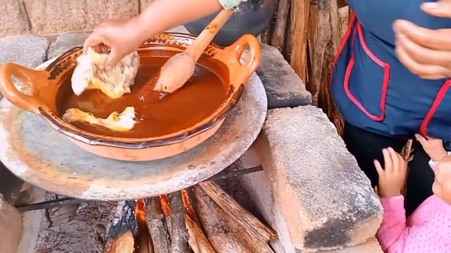 Delicioso Recalentado De Mole Y Tamales Con Atole De Platano Calientito смотреть онлайн