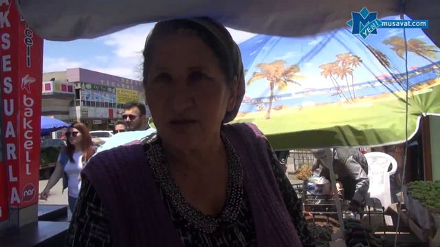 Yayın qızmar günəşi altında çörəkpulu qazananlar: Süpürgəçilər, limon satanlar... смотреть онлайн