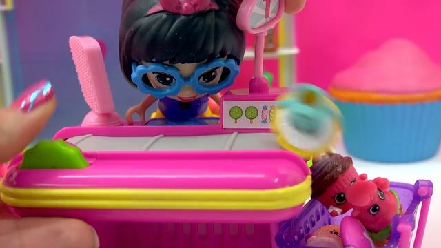 Shoppies Doll Peppa Mint Shops at Small Mart Unboxing 20 MEGA Pack Shopkins Season 4 Petkins Video смотреть онлайн