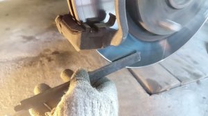 Убираем износ на тормозном диске напильником.Убираем буртик на  диске  без снятия с автомобиля.