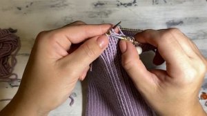 Подробный мастер класс по вязанию шапки спицами резинкой 1*1 с интересной макушкой.