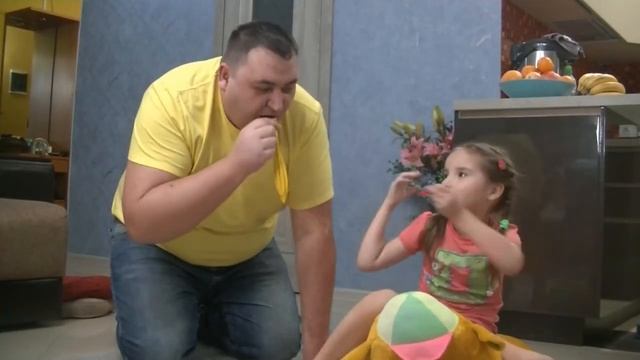 Полина с папой надувают огромные шары