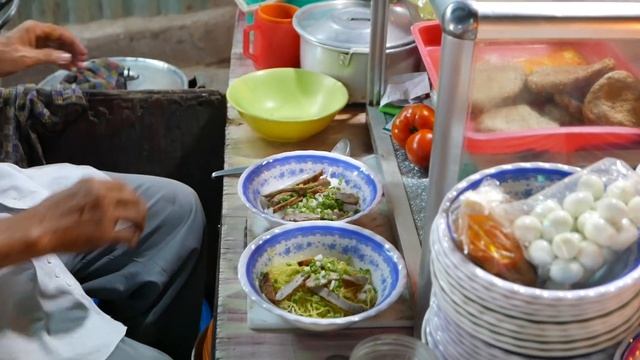 Vietnam Street Food - JELLYFISH NOODLES Bun Sua смотреть онлайн