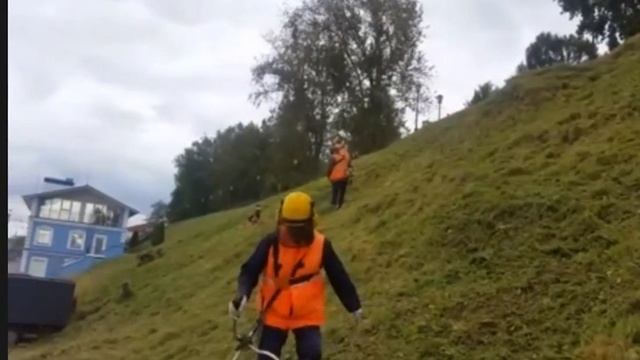 Покос травы на склоне волжского бульвара