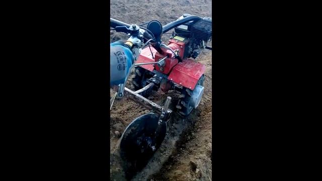 Підгортання картоплі дисковими підгортачами.Мотоблок Кентавр МБ 2070Б смотреть онлайн