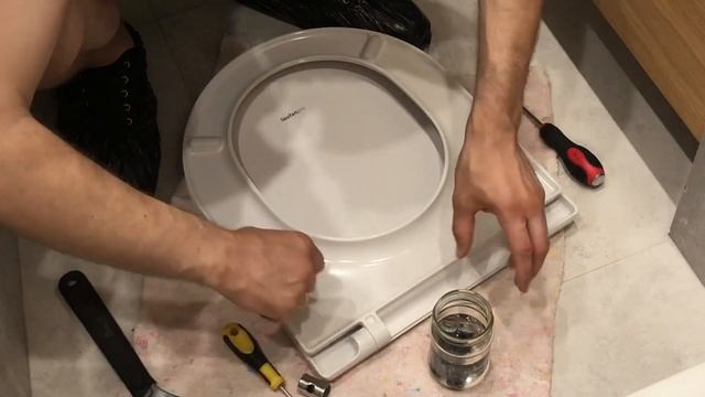 Скрипит крышка унитаза при опускании. Давайте разберёмся в причине и вместе устраним.