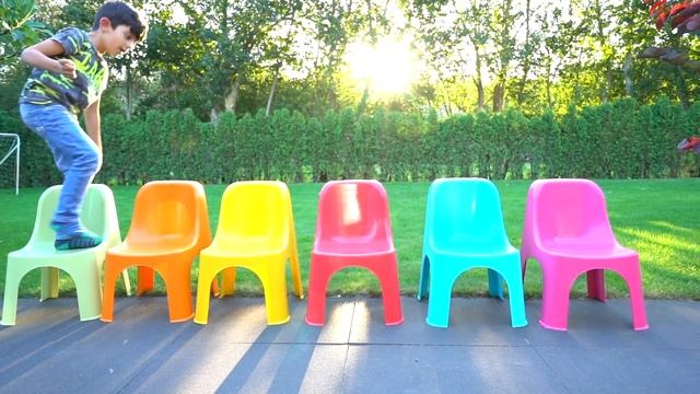 Jason Orders Sushi for Delivery смотреть онлайн