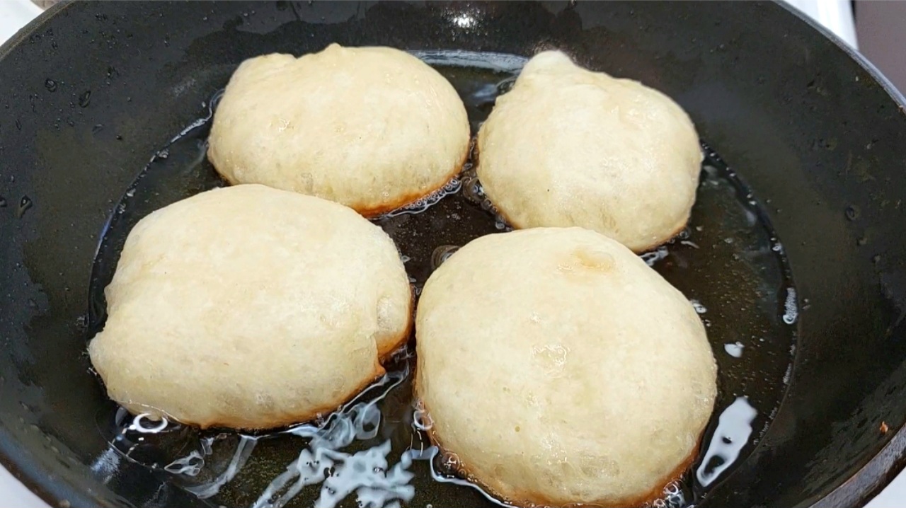 Те самые ОЛАДЬИ как в детском саду. Никогда не опадают. Пушистые ДРОЖЖЕВЫЕ ОЛАДЬИ на завтрак. смотреть онлайн