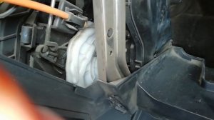 Ниссан ноут.Снятие вентилятора печки ч 1.