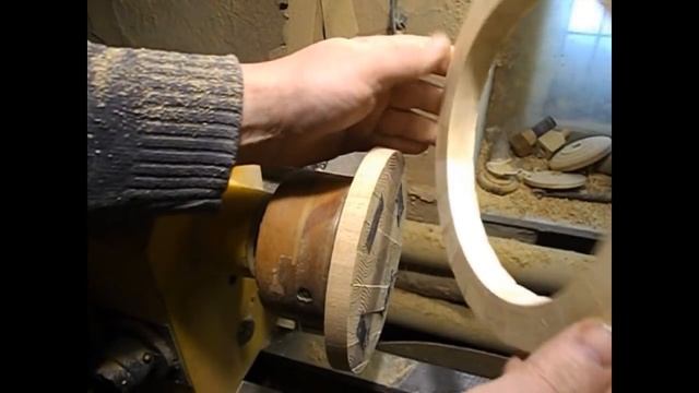 Тарелка из дерева .