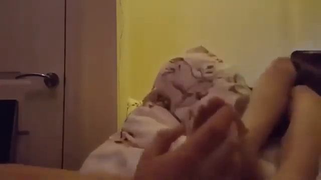 Really Ticklish Girl´s Feet Tickled While Gaming!